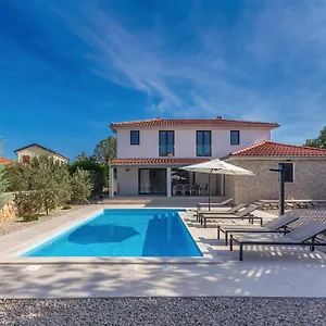 Zora Ferienhaus Rasopasno